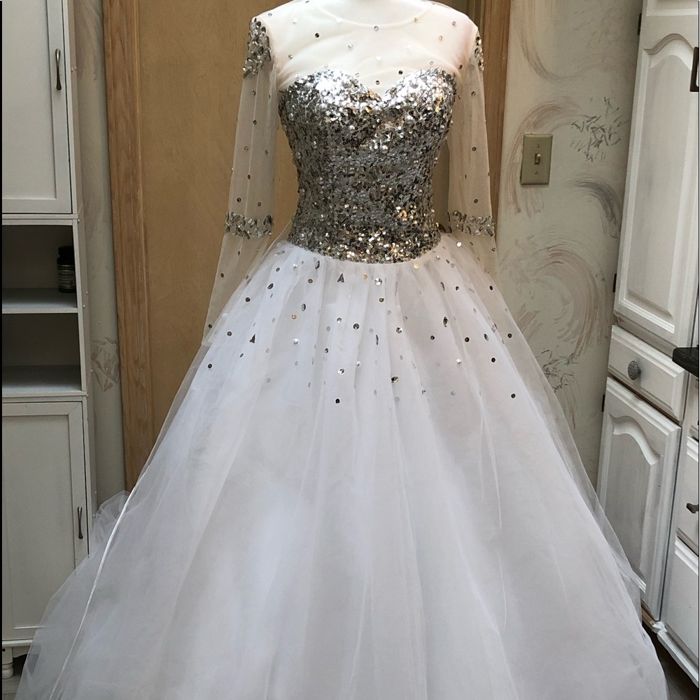 ❤️ Moving Sale ❤️ Invisible sleeves very full tulle white wedding gown